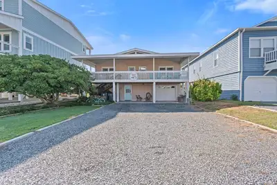 Image de Prenez le temps de votre vie à \"Beach Nuts\"! Cette 5 chambres, 3 salles de bain Belle Oceanfront Home offre une vue imprenable sur Holden Beach et 14 personnes!