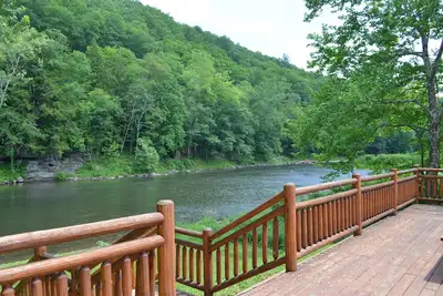 Image de Maison en bois rond sur le front de mer Catskill Mountain récemment rénovée