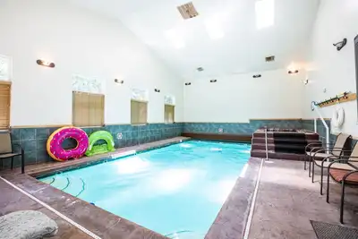Image de Maison 7br \/ 5ba \/ 3kitchen + piscine privée et bain à remous à seulement 8 miles de Snowbird et Alta
