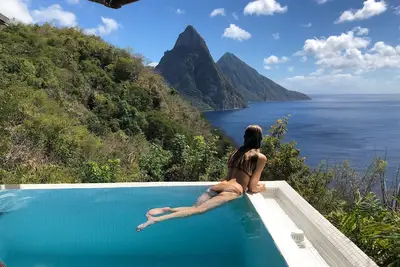 Image de Studio romantique donnant sur les montagnes Piton et la mer des CaraĂŻbes