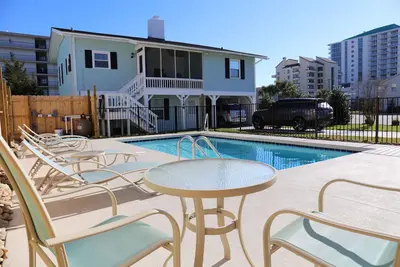 Image de À quelques pas de la plage. Animaux acceptés Beach House w / piscine! 4 chambres pour 12 personnes!