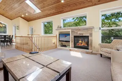Image de Maison de 5 chambres avec immense terrasse et bain à remous