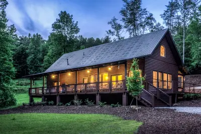 Image de Log Cabin de luxe avec grande salle spacieuse sur le ruisseau Ă truite avec aire de jeux