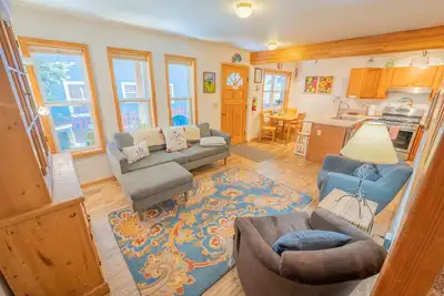 Image de Condo en ville! Terrasse ensoleillée, grill, cour, animaux de compagnie bienvenus!