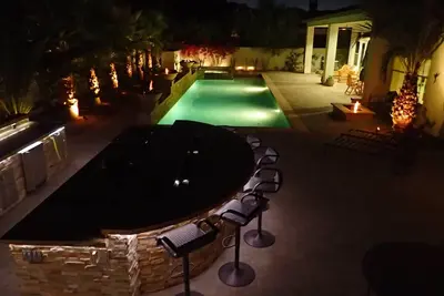 Image de Griffin Ranch: Ultra luxueux, piscine privée, palmiers matures et Mountain View