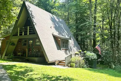 Image de \"Sunburst\" Creekside Cabin - Ă quelques minutes du centre-ville de Boone!