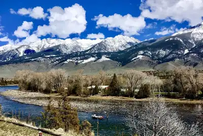 Une vue imprenable sur la majestueuse rivière Yellowstone!