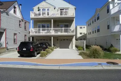 Image de Spacieux 4 chambres à coucher 1 1/2 pâtés de maisons de la plage et de la promenade