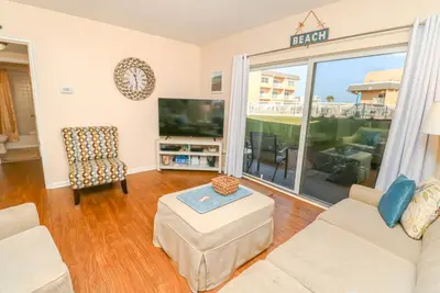 Image de Vue Abordable Et OCÉAN! Condo 1 chambre au rez-de-chaussée avec vue sur la piscine