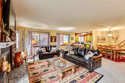 Image de Condo skis aux pieds récemment rénové sur la piste de ski Four OClock - à 1 pâté de maisons du centre-ville