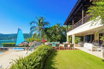 Image de Villa front de mer avec piscine, dans une résidence fermée avec tennis \/ salle de sport