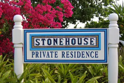 Image de Stonehousevi, écoutez la mer des Caraïbes directement sous votre terrasse. . .