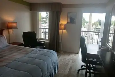 Image de Sarasota «Suite de luxe avec lit king-size sur le front de mer» n ° 201 À l'hôtel situé à 7150 N Tamiami Tr