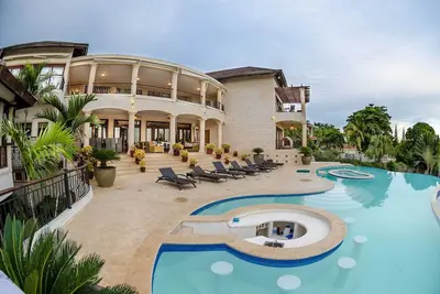 Villa de luxe \/ Vue sur l'océan et le golf \/ Piscine privée et jacuzzi \/ Salle de jeux \/ Grill \/ Wifi gratuit