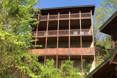 Image de 5 chambres cabine w / tous les lits king, bain à remous, salles de jeux, et bien plus encore!