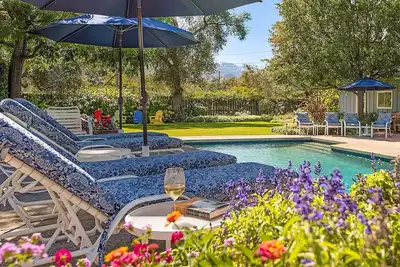 Image de Oasis du pays du vin. Piscine, bain à remous, vue sur le vignoble, à pied du centre-ville St. Helena