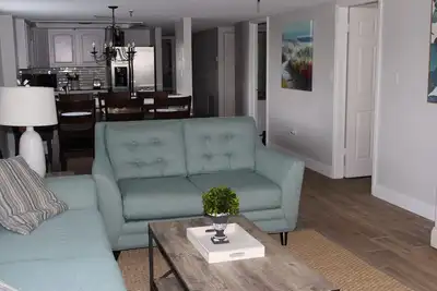 Image de Magnifique condo de 3 chambres et 2 salles de bain à quelques pas de la piscine, du bain à remous et de la plage