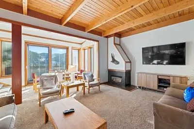 Image de Condo 4 Br avec 4 forfaits de ski quotidiens, accès au bain à remous, jacuzzi et piscine