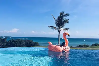 Belle nouvelle maison de luxe avec piscine magnifique et une vue imprenable
