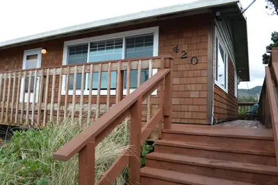 Image de Tarifs réduits! Oceanview, étapes de la plage. Confortable w / cheminée. Petite famille / 2 couples.