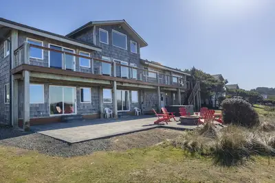 Image de Bord de la mer, accès à la plage privée, bain à remous, Wifi, foyer, salle de jeux, home cinéma