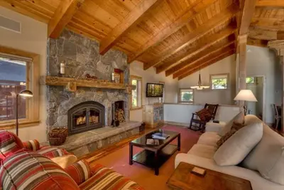 Image de Tahoe Sun- Rénové Superbe accueil, Lakeview, Hottub, Animaux acceptés