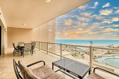 Image de La famille w superposés Chambre /, Huge Patio w / Great Ocean & Pool Vues