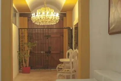 Image de Immense piscine Mansion de luxe dans la ville fortifiée