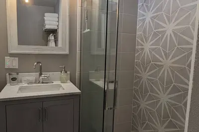 Image de Suite complète avec entrée privée, bain à remous romantique et lit king-size en peluche Uber