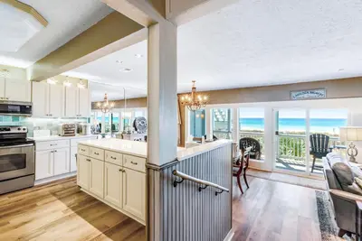 Image de Oceanfront, 1er étage (inférieur), entièrement mis à jour, luxueux 3-Br, 3-Bath Condominium