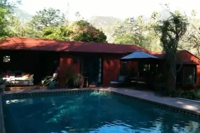 Image de Resort comme expérience unique de Vie à l'intérieur-extérieur avec piscine et spa-maison.