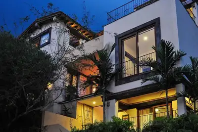 Image de Villa Yerbabuena - Sweeping Ocean Views, 2 piscines, terrain de basket, 4 Br 3. 5+ Ba