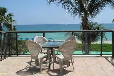 Image de Étonnants / Direct Ocean Front Balcon / Huge / interminables vues / Cuisine - récemment rénové!