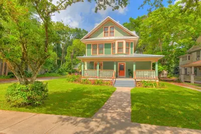 Image de Maison de 1912 de trois étages offre le caractère du vieux monde et un excellent emplacement