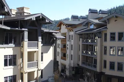 Image de Village at Squaw, Ski-in \/ Ski-out, 1 Br + Den, Unité Top Flr