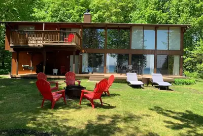 Image de Private Suttons Bay Waterfront Home avec Wi-Fi, climatisation centrale, près de Traverse City