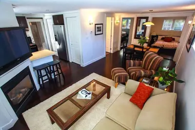 Image de Cette suite moderne, spacieuse et privée à North Vancouver Bc