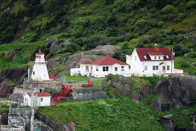 Image de Résidence du gardien de phare à l'embouchure de la rue St. John's Harbour!