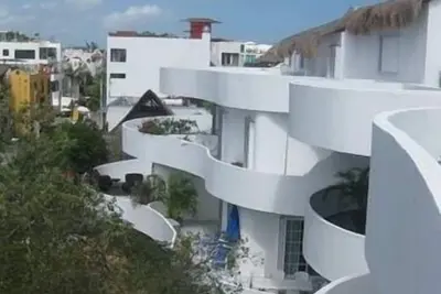 Image de 4Br 5Ba Condo à 3 niveaux avec balcon donnant sur la 5ème rue à quelques pas de la plage de Mamitas