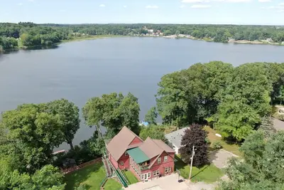 Image de Sandy Beach Accessible Knotty Pine Lodge w \/ 47 acres boisées!