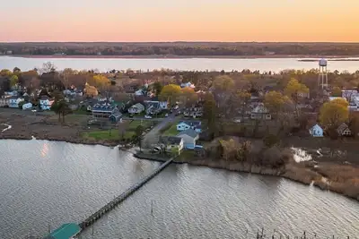 Image de Belle maison au bord de l'eau près de nombreuses attractions locales!