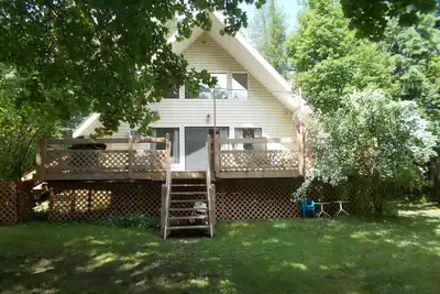 Savage Lake Lodge. Waterfront \/ Waterfalls 3bd \/ 2ba Sleeps 12+
