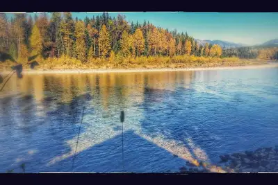 Image de Custom Log Home en bordure du parc Glacier et de la rivière North Fork!