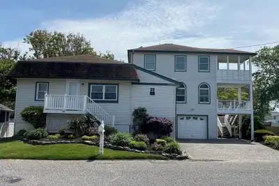 Image de Accueil animaux de compagnie à seulement un pâté de maisons de la baie du Delaware