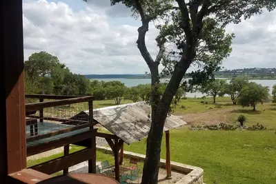 Image de Belle propriété au bord du lac sur 3 acres avec de très grandes terrasses! Entrée du lac peu profond