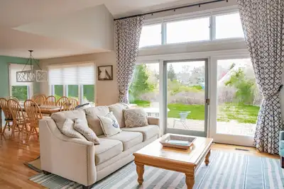 Image de Sur Hgtv! Nouvelles Mises Ă jour, Open, Gorgeous & Sunny, Hot Tub, A / C, Walk to Town & Beach