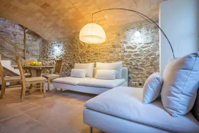 Image de Près des plages. Maison en pierre élégante dans un village médiéval