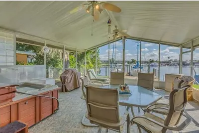 Image de Tropical Waterfront 2bdrm dort 6 w \/ slip bateau disponible derrière la maison!