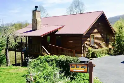 Bear Cub Lodge} Vues sur la montagne \\ Salle de jeux \\ Jacuzzi \\ WiFi \\ Animaux acceptés