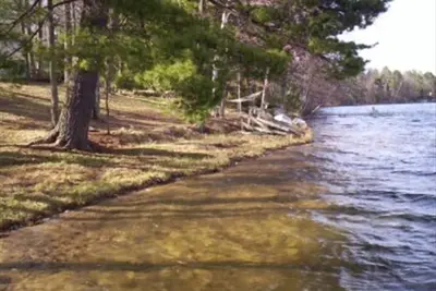 Image de Bass Lk ~ Eagle River ~ Niveau à l'eau ~ Belle plage de sable